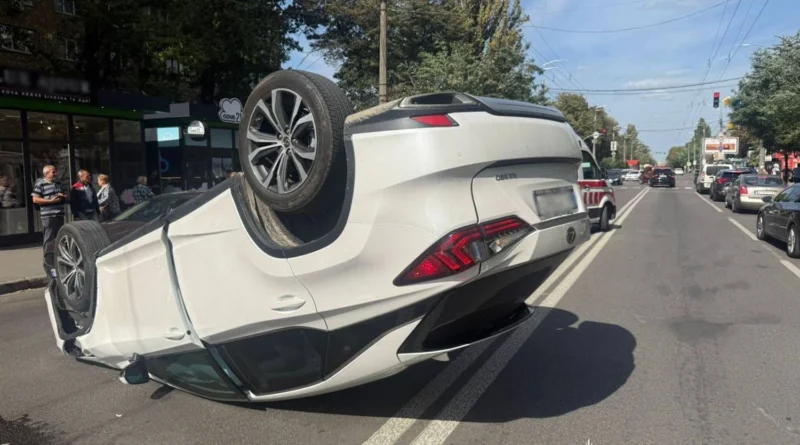 Lexus перекинувся на дах після зіткнення з учбовим авто у Києві, є постраждалий