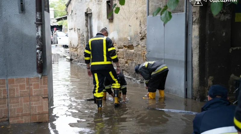 Велика вода в Одесі: рятувальники четверту добу ліквідують наслідки негоди, роботи тривають в 13 локаціях