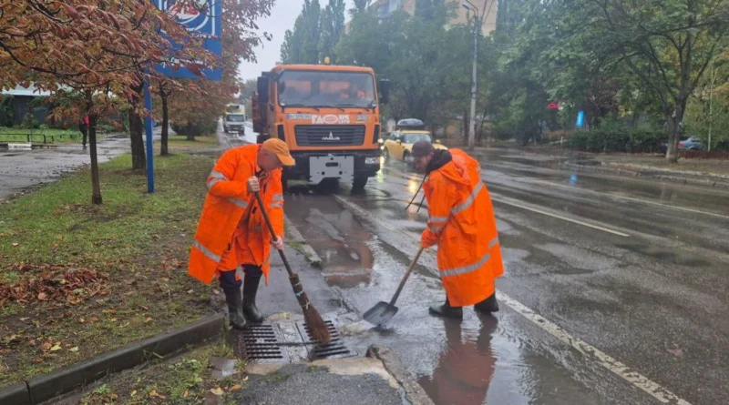 Одесу знову підтоплює через зливу, рух ускладнено