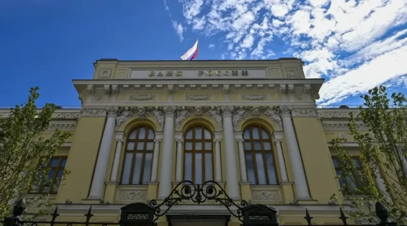 росія може призупинити зниження процентних ставок через інфляцію та атаки на НПЗ - Bloomberg