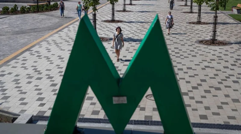 Людина впала на колії на