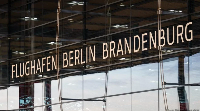 У Берліні зупиняли польоти через невідомі безпілотники над аеропортом