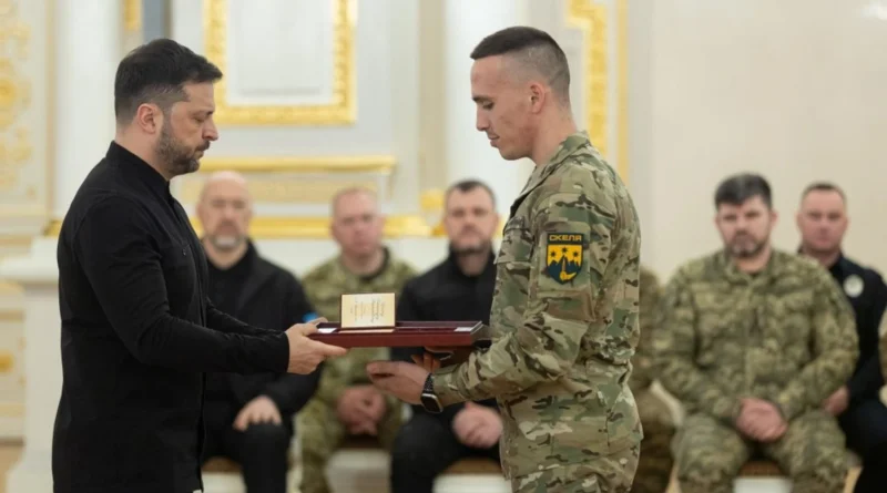 Кожен, хто береже наші позиції на фронті, береже цим і всю нашу державу: Зеленський відзначив військових державними нагородами