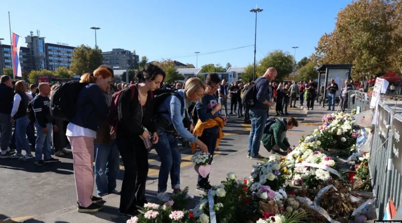 Десятки тисяч сербів вшанували пам