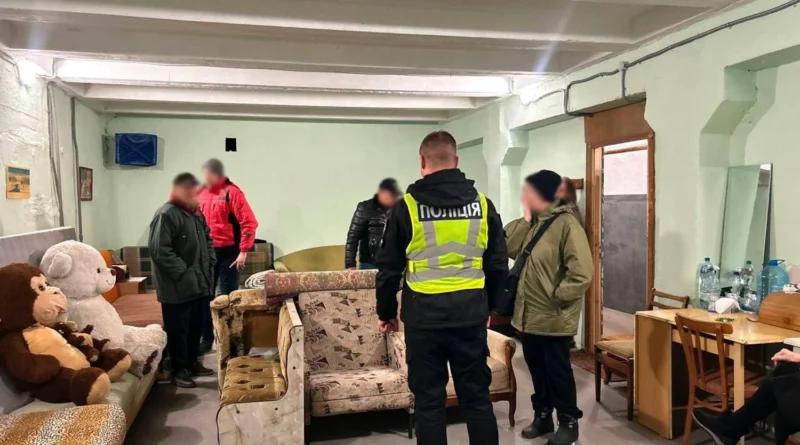 Жінка перегородила доступ до укриття в Києві, бо сама його облаштувала: її притягнули до відповідальності - поліція