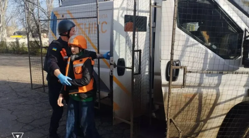 У прифронтових областях України триває обов’язкова евакуація: на Донеччині лишається 424 дитини