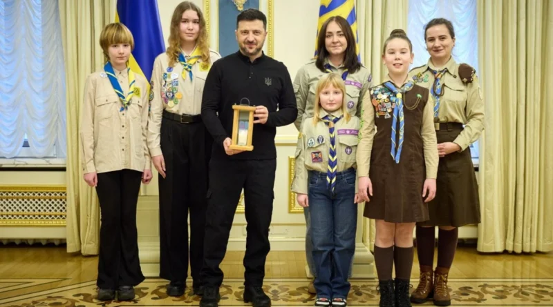 Зеленський отримав Вифлеємський вогонь миру від скаутських організацій