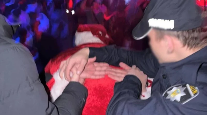 На вечірці у столичному клубі хлопець у поліцейській формі влаштував затримання Санта Клауса: йому загрожує 34 тис. гривень штрафу