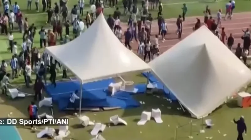 Розлючені фанати в Індії закидали стадіон стільцями та пляшками через короткий захід Мессі