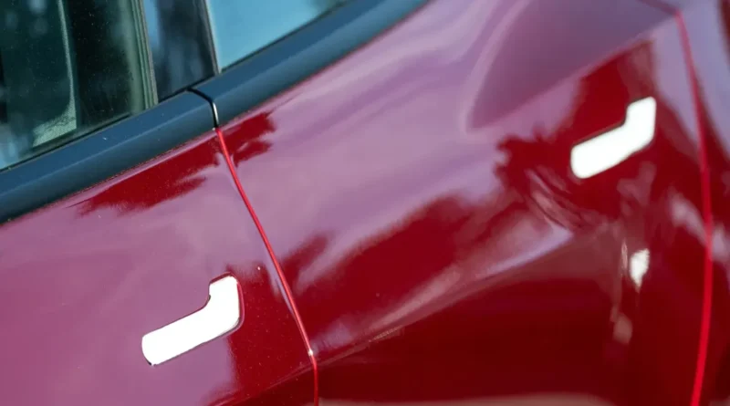 Компанія Tesla зіткнулася з розслідуванням через дверні ручки: що відомо