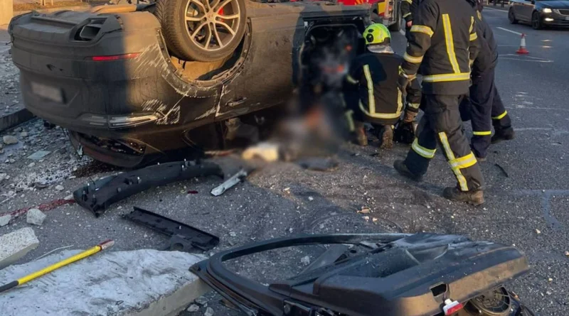 Моторошна ДТП у Києві: водій Porsche влетів у бетонну огорожу і загинув