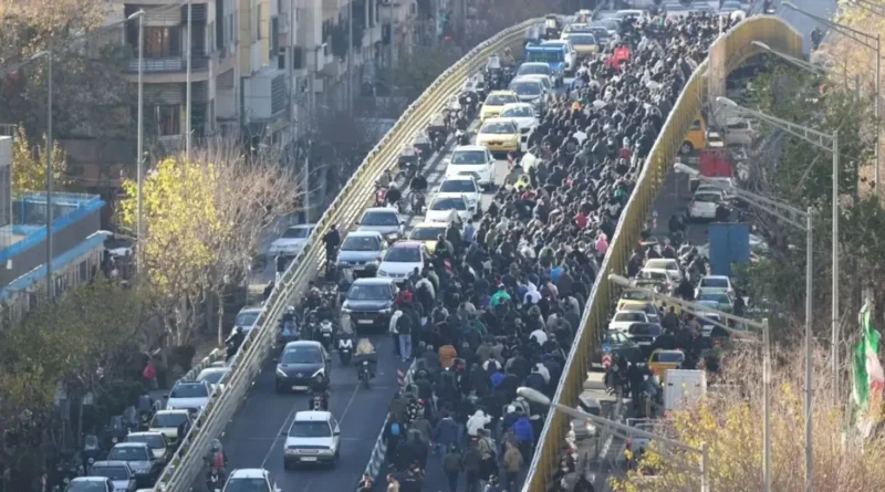 Протести в Ірані: мітингарі спробували захопити будівлю влади, є поранені правоохоронці