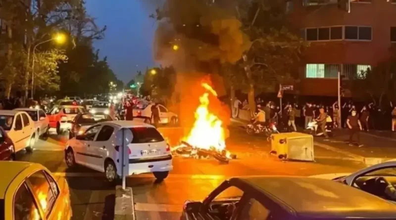 Іранські протести та страйки посилюються на тлі обіцянок Хаменеї, що держава