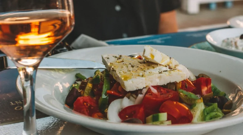 Сиру фета загрожує дефіцит через овечу віспу у Греції - Politico