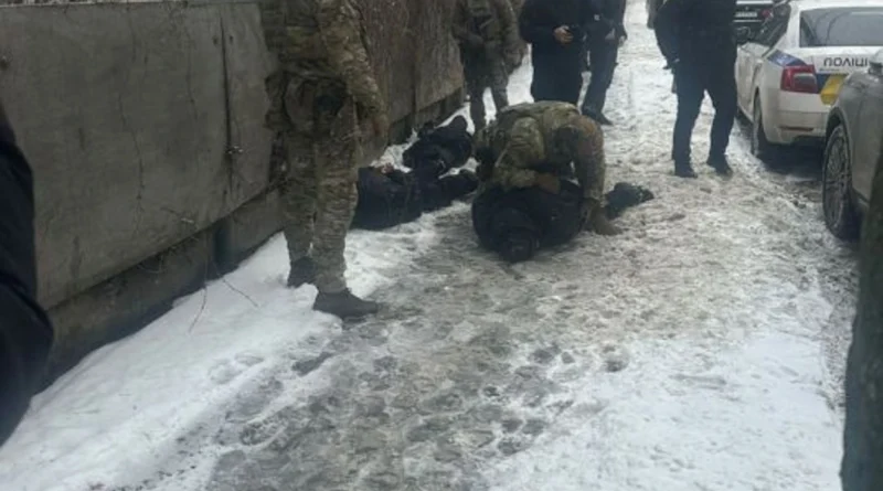 Захист за 2 тис. доларів: у Вінниці викрили схему силового “відбиття” чоловіків від мобілізації