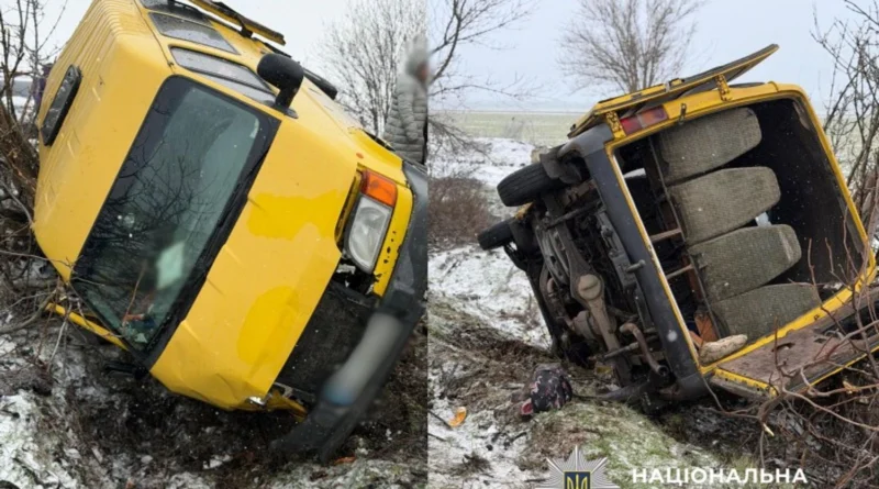 Мікроавтобус з 15 пасажирами злетів у кювет на трасі Одеса-Рені: шестеро людей опинились в лікарні