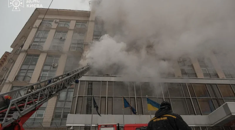 Пів сотні людей з дитиною евакуювали з готелю на столичному Хрещатику через пожежу: вогонь загасили