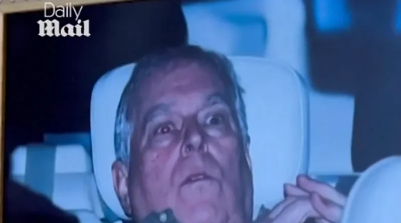 Сумнозвісне фото колишнього принца Ендрю після арешту вивісили в Луврі