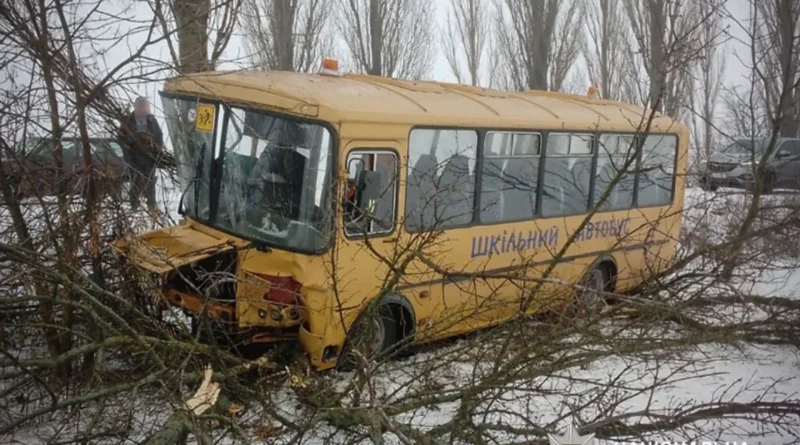 На Полтавщині зіткнувся з деревом шкільний автобус з 15 дітьми, троє постраждали