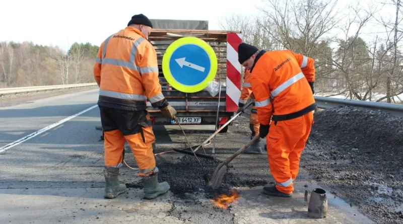 В Україні розпочалися поточні ремонти доріг - дорожники уточнили, як йде ліквідація ямковості і чому не масово