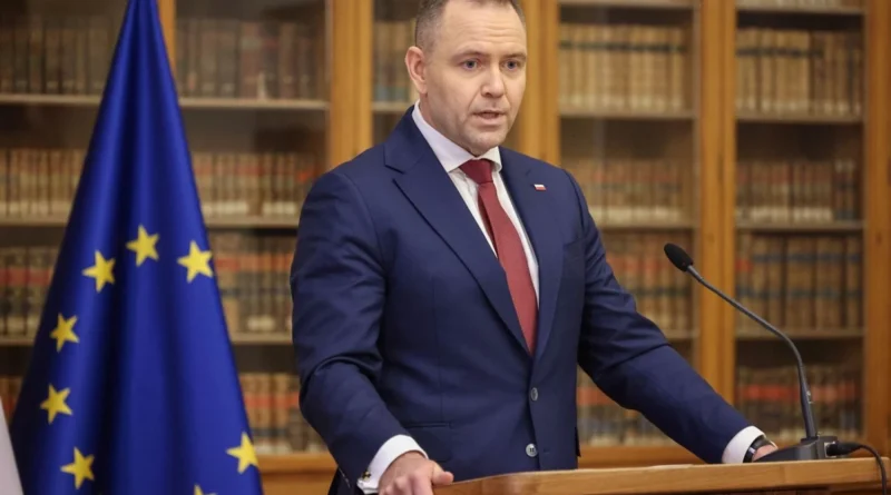 Навроцький ветував закон SAFE, Туск назвав це ганьбою і скликає позачергове засідання уряду