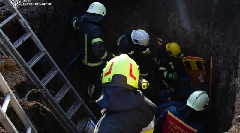 На Тернопільщині обвал ґрунту забрав життя людини, троє рятувальників постраждали