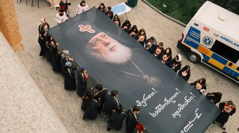 Дзвони, білі троянди і трохи політики: як у Грузії прощались із патріархом Ілією