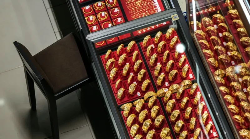 Золото різко впало і коливається біля $4500 на тлі загострення війни на Близькому Сході