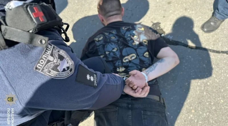 Чоловік влаштував стрілянину з вибухом посеред вулиці в Одесі, його затримали - поліція