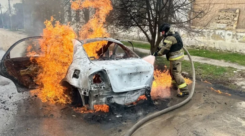 Дрон рф атакував автомобіль у Херсоні 29 березня - є загибла та поранений