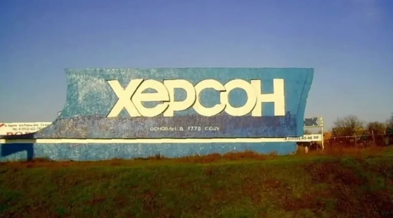 Російський дрон атакував "швидку" в Херсоні, троє медиків поранені