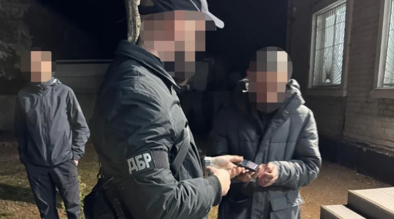 Мобілізував 60-річного чоловіка з використанням сили - на Волині затримали працівника ТЦК