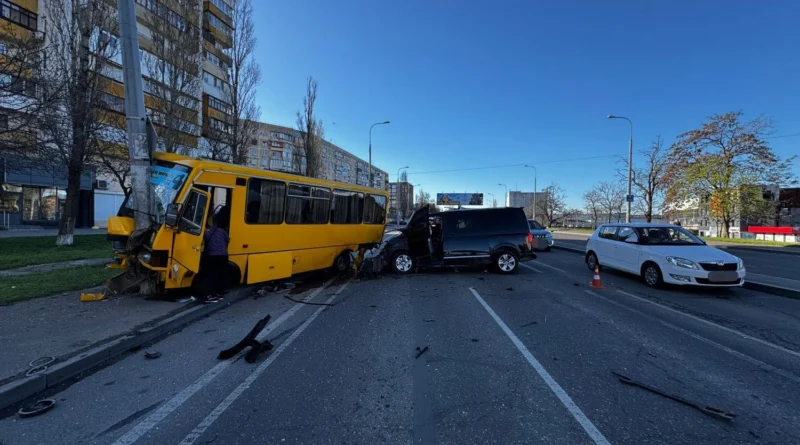 В Одесі військовий на Volkswagen Transporter зіткнувся із маршруткою, загинула пасажирка