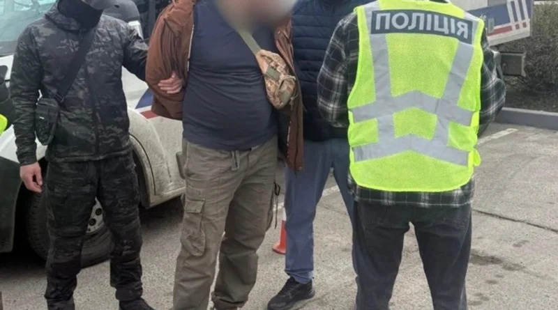 Через ліс з інструкціями та запрограмованим GPS: у Києві викрили схему переправлення чоловіків до ЄС через білорусь