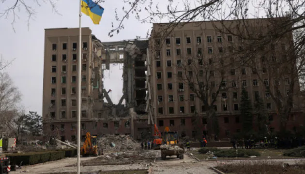 У Миколаєві хлопець стрибнув із даху зруйнованої будівлі облради, поліція встановлює особу загиблого