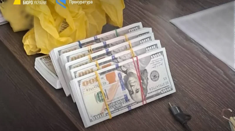 Вимагали у підприємця 110 тис. доларів - співробітників СБУ Полтавщини затримали на хабарі
