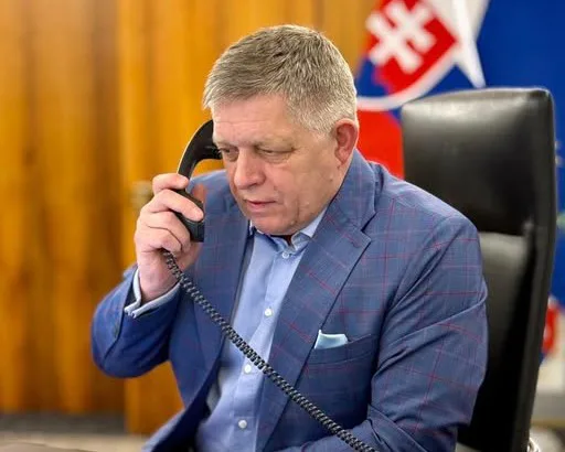 Фіцо після розмови із Зеленським заявив, що мирна угода з рф неможлива без згоди України
