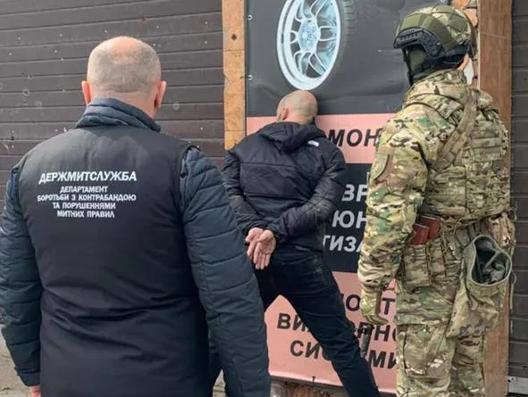 Митники викрили схему незаконного продажу понад 4,7 тис. ввезених для ЗСУ автомобілів