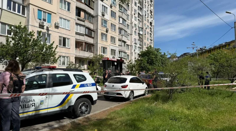 У Києві чоловік випав з вікна 11-го поверху та помер на місці