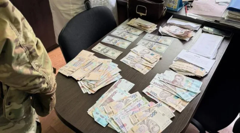 У Кропивницькому затримали голову ВЛК, під час обшуків знайшли до 7 млн грн