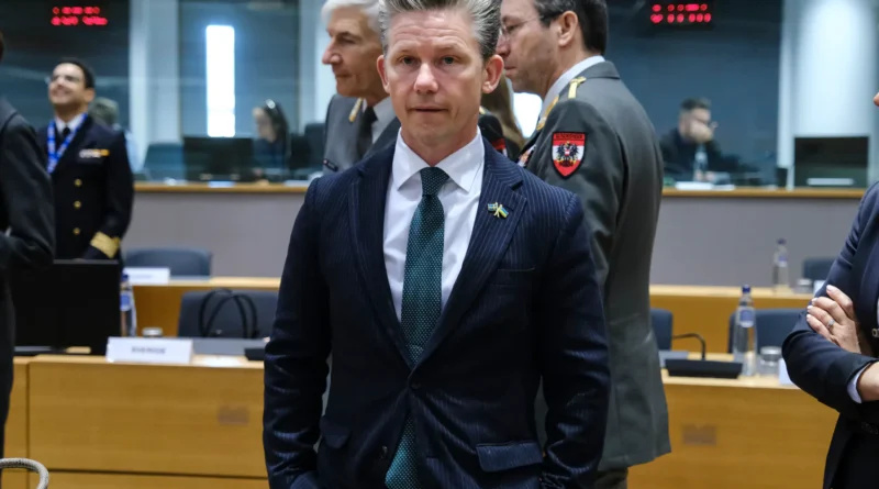 "Де ще в Європі ми можемо знайти 110 бригад?": Швеція підтримала шлях України в НАТО Пол Йонсон заявив, що Україна зміцнить НАТО завдяки 110 бригадам та інноваційній промисловості. Швеція підтримує вступ країни до
альянсу та ЄС.Політика • 15:30 • 3016 перегляди