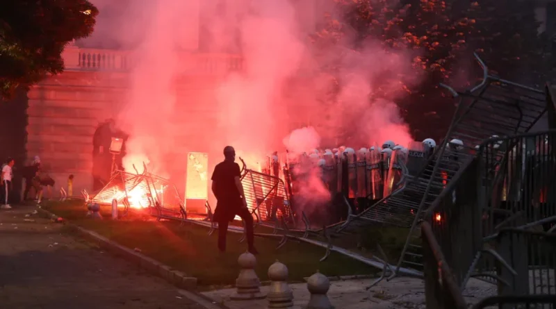 Масштабний антиурядовий протест охопив столицю Сербії попри заяву Вучича про вибори
