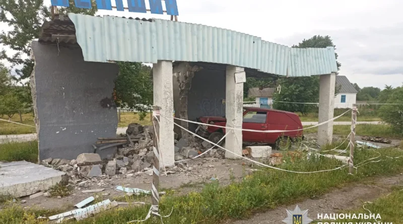 На Хмельниччині п’яний водій із трьома дітьми в салоні врізався в автобусну зупинку